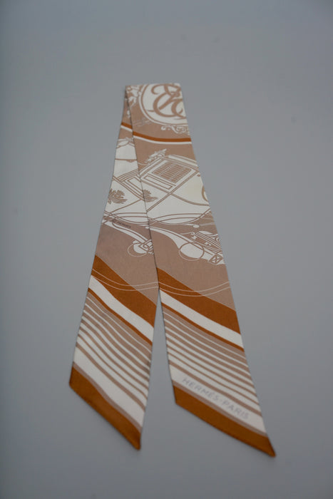 Hermes "Ex-Libris Les Parisiennes" Twilly in Beige/White/Caramel (Brand New)