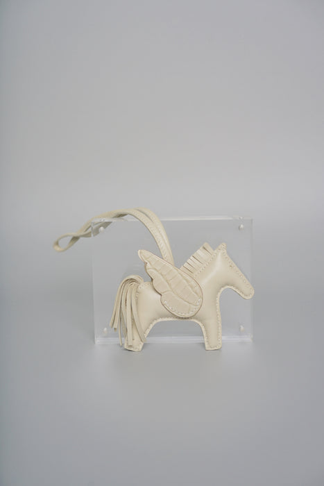 Hermes Rodeo Pegasus Charm PM in Craie/Nata/Beton Alligator Touch
