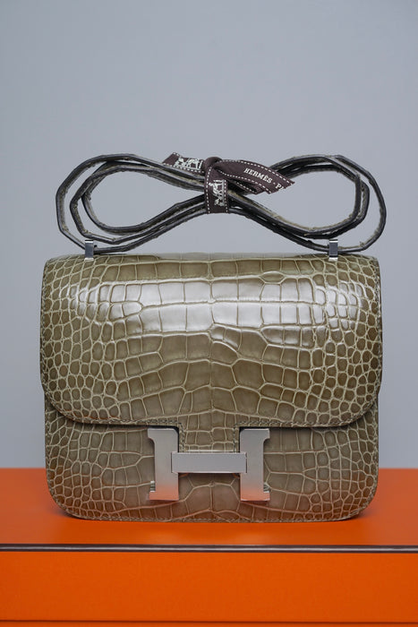 Hermes Constance 18 in Gris T Shiny Alligator Phw