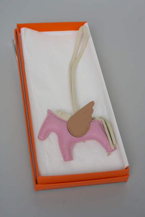 Hermes Rodeo Pegase Charm PM in Mauve Sylvestre/Craie/Chai Milo Lambskin