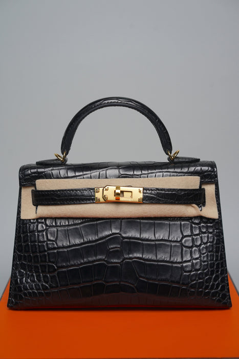 Hermes Kelly 20 in Noir Matte Alligator Ghw