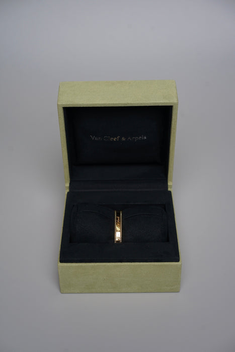 VCA Perlée signature bracelet, medium model in 18K Yellow Gold