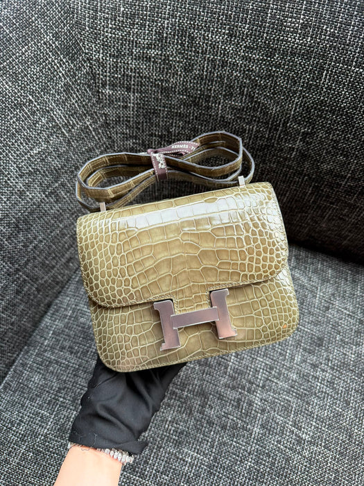 Hermes Constance 18 in Gris T Shiny Alligator Phw